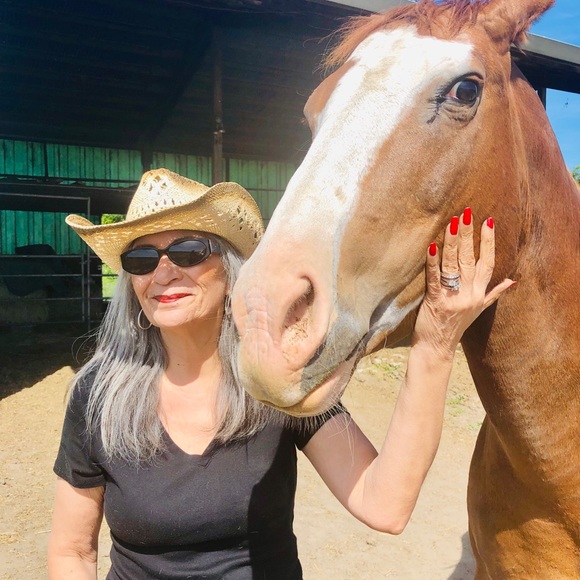 Hi, I’m Desi. I have a passion for horses. - Picture 11 of 11